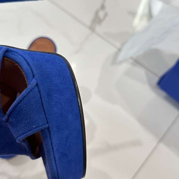 GIVENCHY
Electric Blue Suede Platform Ankle Wrap Shark Lock Sandals Size 8 - Picture 6 of 16